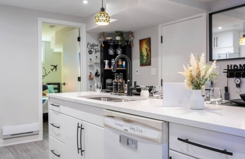 Northeast Edmonton Apartamento | Art, comfort, and fun just 15 minutes to downtown and steps from shops