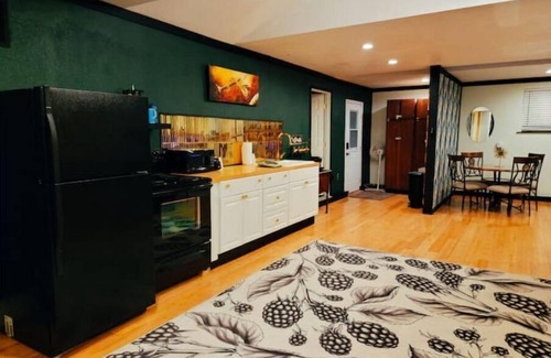 Burlington Cabaña | Art Deco 2 BD Private House w/ Large Outdoor space
