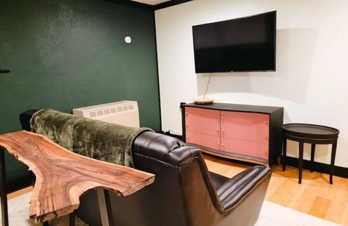 Burlington Cabaña | Art Deco 2 BD Private House w/ Large Outdoor space