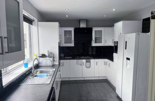 Weston-super-Mare Casa | Art Deco 5-bedroom house with WiFi in Weston-super-Mare Close to Beach & Town