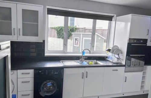 Weston-super-Mare Casa | Art Deco 5-bedroom house with WiFi in Weston-super-Mare Close to Beach & Town