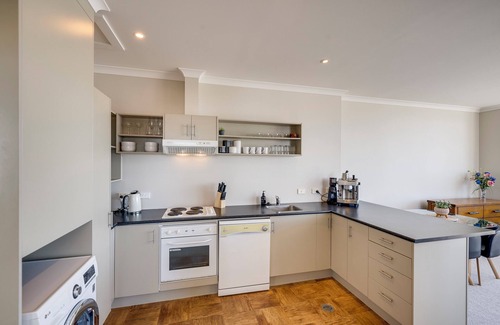 Bluff Hill Casa | Art Deco Escape - Napier Holiday Home