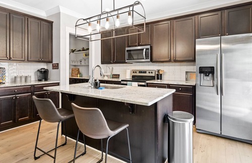 East Durham Casa | Art Deco Home mins to DT Durham-Duke-RDU sleeps 8