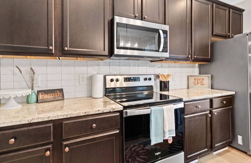 East Durham Casa | Art Deco Home mins to DT Durham-Duke-RDU sleeps 8