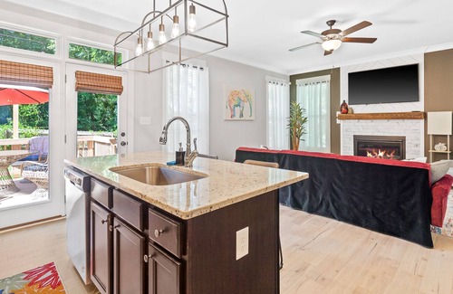 East Durham Casa | Art Deco Home mins to DT Durham-Duke-RDU sleeps 8