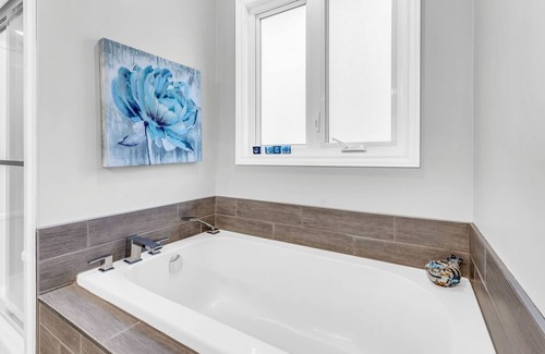 Innisfil Casa | Art Deco Home near Lake Simcoe W/Patio & Fire pit