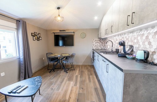 Golubovci Apartamento | Art deco-inspired apartment in a quiet area near the Airport