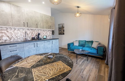 Golubovci Apartamento | Art deco-inspired apartment in a quiet area near the Airport