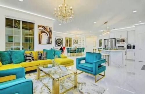 Terra Lago Casa | Art Deco lakefront retreat