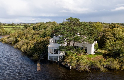 Corofin Casa | Art Deco Lakehouse retreat at Inchiquin