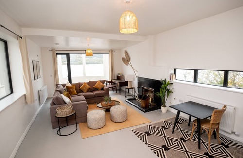 Corofin Casa | Art Deco Lakehouse retreat at Inchiquin