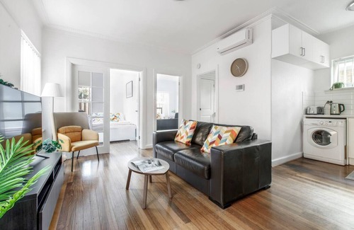Elwood Apartamento | Art Deco Modern within Elwoods Inner city Scene