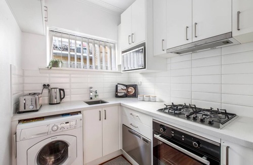 Elwood Apartamento | Art Deco Modern within Elwoods Inner city Scene