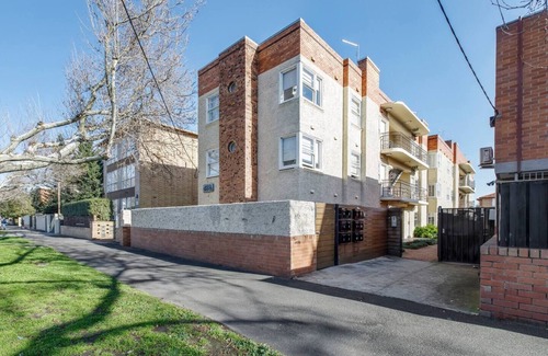 Elwood Apartamento | Art Deco Modern within Elwoods Inner city Scene