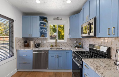 South Salt Lake Casa | Art Deco Oasis: Pool, Hot Tub, 5 BDR, 3 BTH, 2 King Beds, Arcade, BBQ, 4 TV's