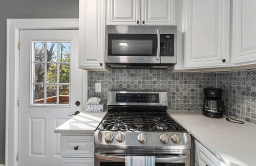 Ward Parkway Casa | Art Filled 3bd Cozy Waldo Home