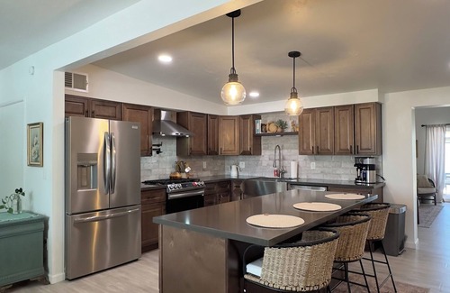 Swan Way Park Casa | Art-Filled Desert Escape in Central Tucson