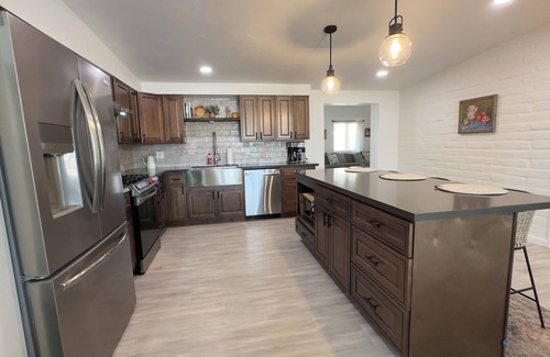 Swan Way Park Casa | Art-Filled Desert Escape in Central Tucson