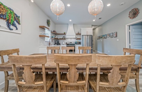 Brazos Casa | Art House 4 Ensuites Walk Silos Baylor McLane Fenced Secure Parking