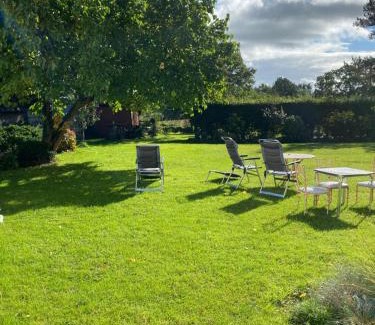 Llanvair Kilgeddin Cama Y Desayuno | Art House B & B
