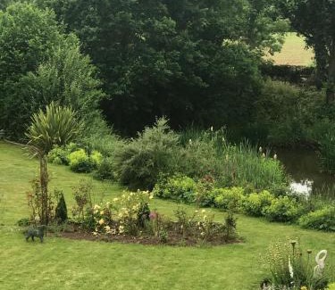 Llanvair Kilgeddin Cama Y Desayuno | Art House B & B