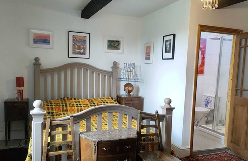 Llanvair Kilgeddin Cama Y Desayuno | Art House B&B