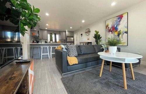 Southeastern Sacramento Casa | ART HOUSE, king beds near the breweries