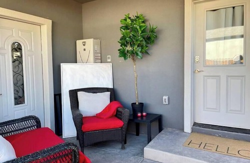 Southeastern Sacramento Casa | ART HOUSE, king beds near the breweries
