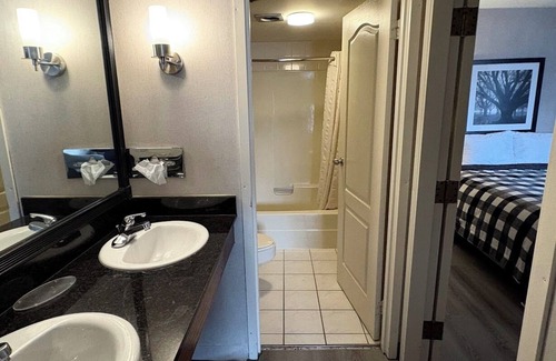 Maple Ridge Hotel | art infiniti hotel