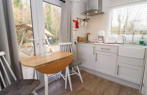 Blandford Saint Mary Cabaña | ART STUDIO, pet friendly, with hot tub in Blandford Forum