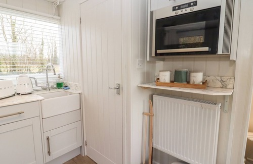 Blandford Saint Mary Cabaña | ART STUDIO, pet friendly, with hot tub in Blandford Forum