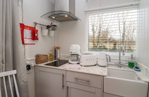 Blandford Saint Mary Cabaña | ART STUDIO, pet friendly, with hot tub in Blandford Forum