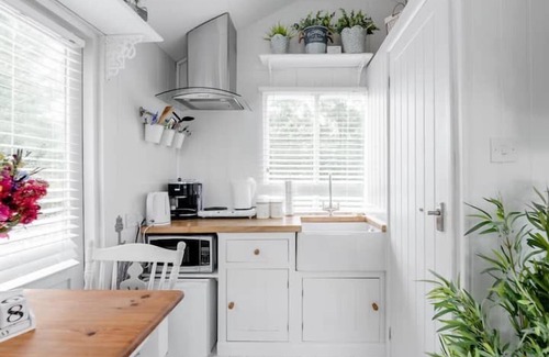 Blandford Saint Mary Chalet De Esquí | ART STUDIO - ROMANTIC ESCAPE | SLEEPS 2 | HOT TUB | BBQ | PETS ALLOWED | WI-FI