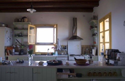 Irakleia Villa | Artemis Villa, villa de piedra con terrazas y vistas al mar.