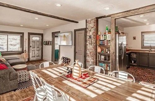 Pocatello Casa | The Cake House: 5 Bedroom Art House