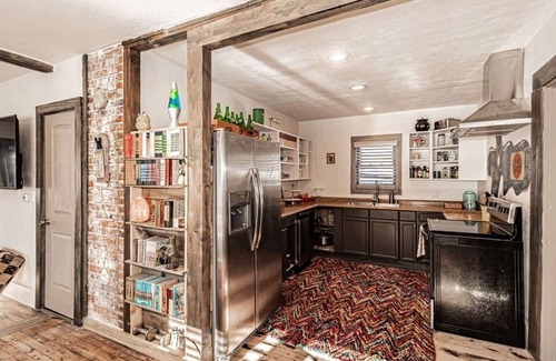 Pocatello Casa | The Cake House: 5 Bedroom Art House