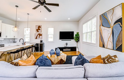 Mechanicsville Casa | Artful escape with stylish interior, skyline views, luxe suite with WFH desk
