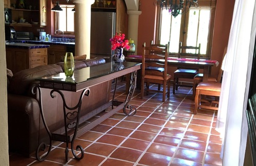 Nopolo Villa | Villa decorada artísticamente a pasos de la playa y el campo de golf en la bahía de Loreto.