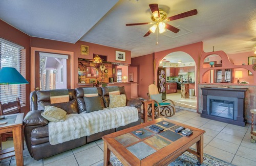 Cottonwood Cabaña | Artfully Decorated Cottonwood Home: Pets Welcome!