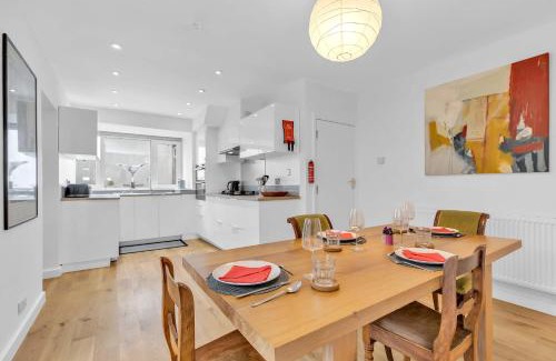 Patcham Casa | Artist Haven with Parking By My Getaways