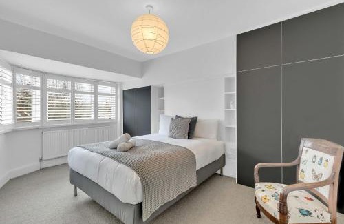 Patcham Casa | Artist Haven with Parking By My Getaways