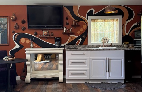 Savannah Apartamento | Artist Hideaway ~ Unique and Artistically designed studio on 1 acre