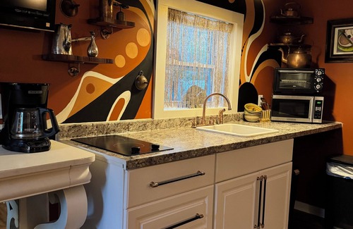 Savannah Apartamento | Artist Hideaway ~ Unique and Artistically designed studio on 1 acre