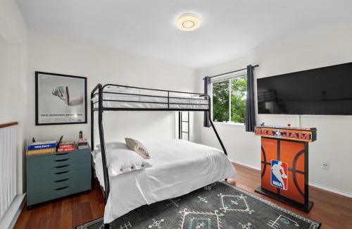 Block House Creek Casa | Artist Retreat on the Creek - Sleeps 10 - Hot tub