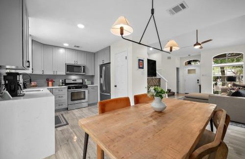 Block House Creek Casa | Artist Retreat on the Creek - Sleeps 10 - Hot tub