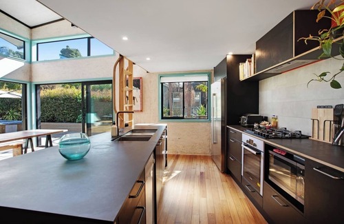 Torbay Casa | Artist's Colourful Casa with Spa Pool Near Beaches