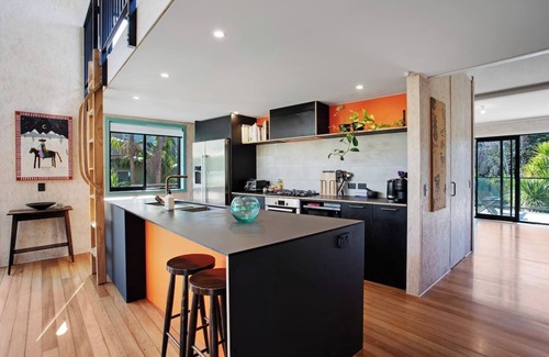 Torbay Casa | Artist's Colourful Casa with Spa Pool Near Beaches