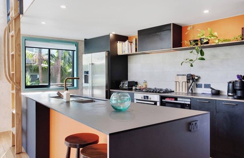 Torbay Casa | Artist's Colourful Casa with Spa Pool Near Beaches