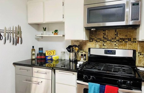 Southeastern Sacramento Condominio | Artist's Condo with 2 Bedroom & Arcade