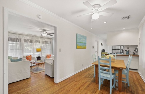 Saint Simons Heights Casa | Artist's Cottage - Comfortable Pet friendly home 1 mile from the beach!